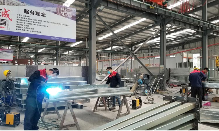 工人正在焊接候车亭图片 工人正在焊接候车亭图片