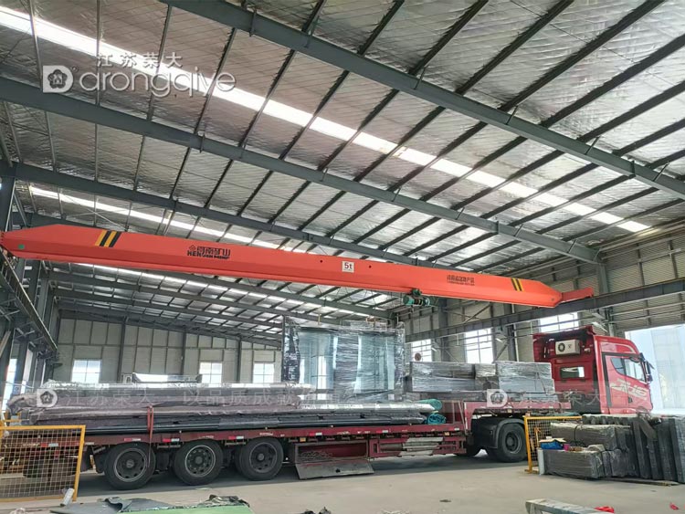 上海候车亭正在装车图片