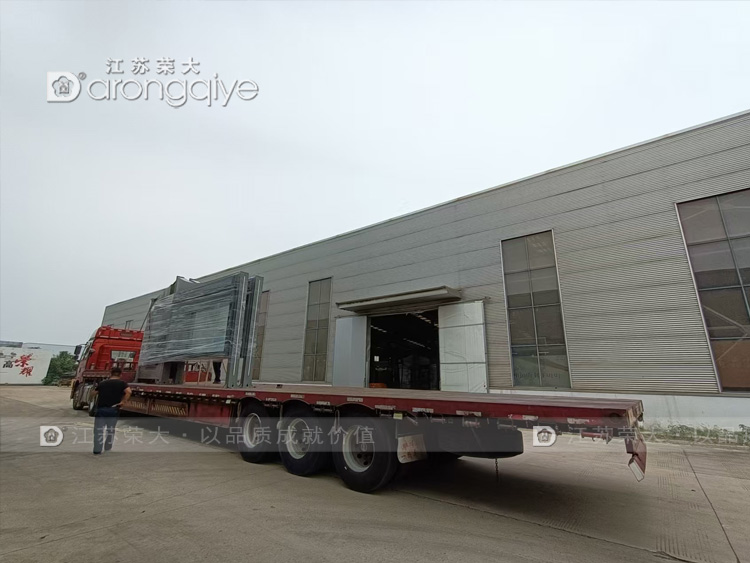 河北公交车站候车亭正在装车